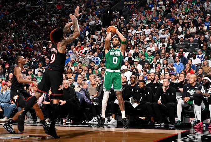 Boston Celtics hiện đại nổi bật với khả năng luân chuyển bóng, ném ba điểm và phòng ngự đổi người linh hoạt.
