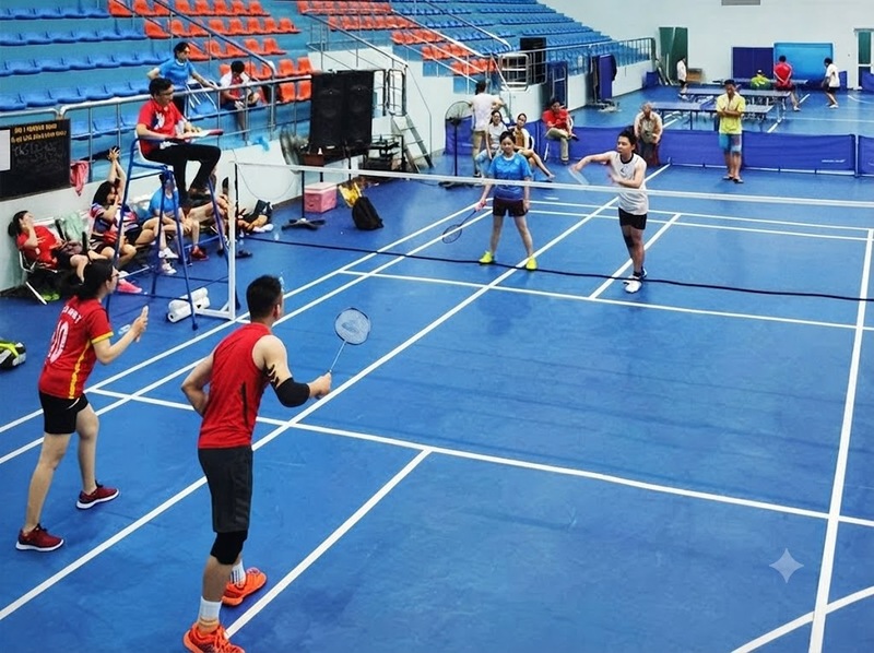 Chiều cao lưới cầu lông được quy định chuẩn hóa với 1,55 m ở hai cột và 1,524 m ở chính giữa. 