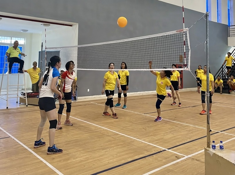 Luật đánh bóng chuyền hơi có thể được ban tổ chức hoặc từng hệ thống giải cụ thể
