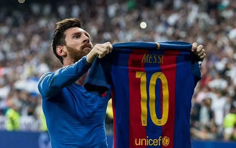 ai la goat cua bong da the gioi messi hay ronaldo xung dang hon