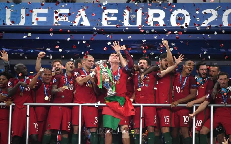 ai la goat cua bong da the gioi messi hay ronaldo xung dang hon